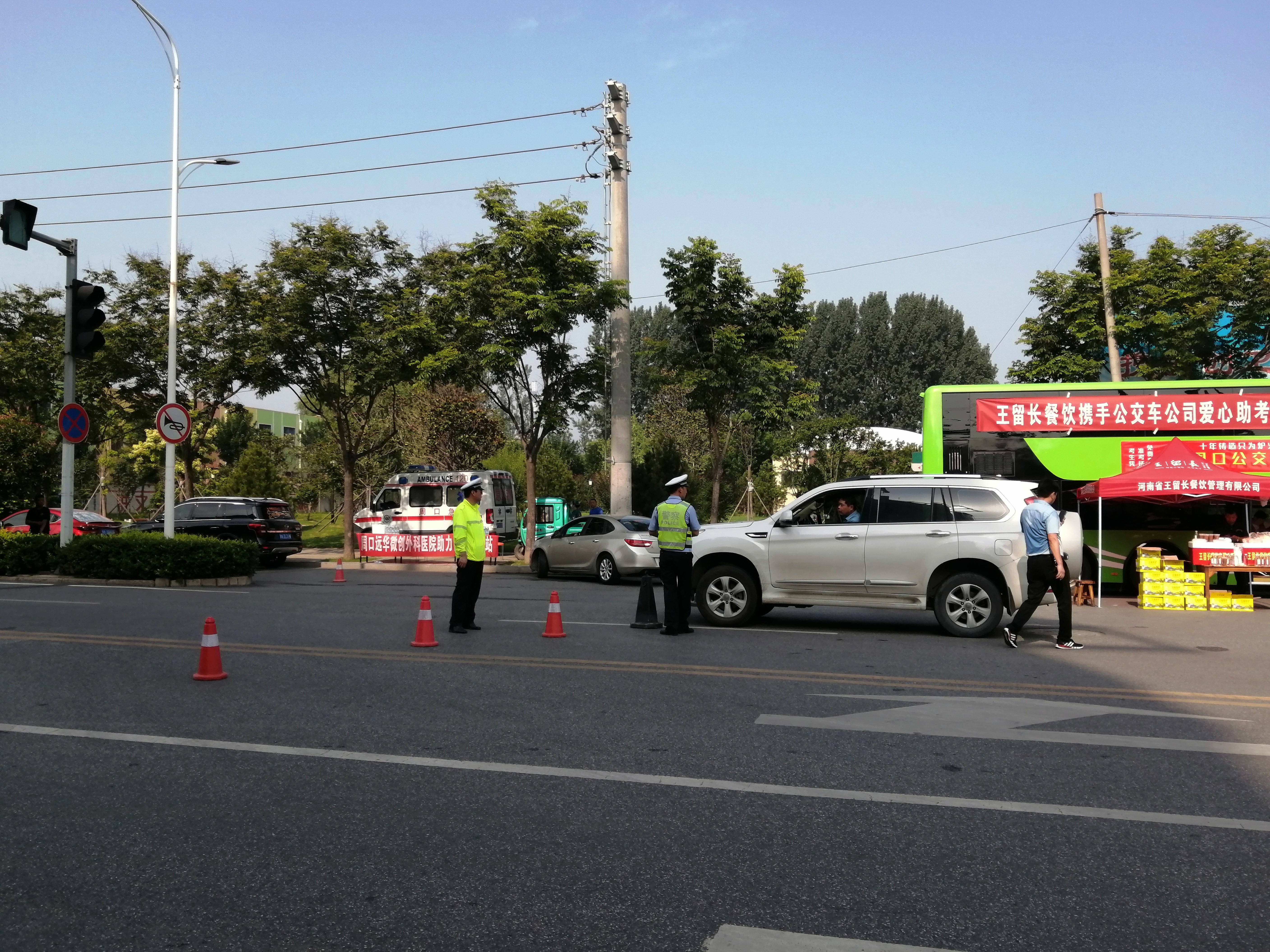 家長送身份證“闖”執勤點 交警特事特辦打開綠色通道