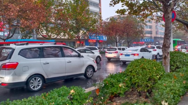 雨中道路擁堵，市民可繞行！