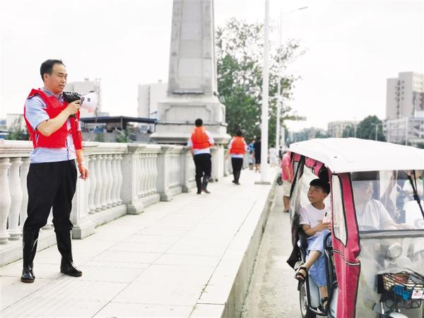 周口民警提醒市民遠離河岸