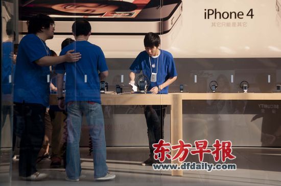 不少蘋果零售店柜臺人員說，現在iPhone 4很缺貨。早報記者 王炬亮 實習生 楊深來 圖