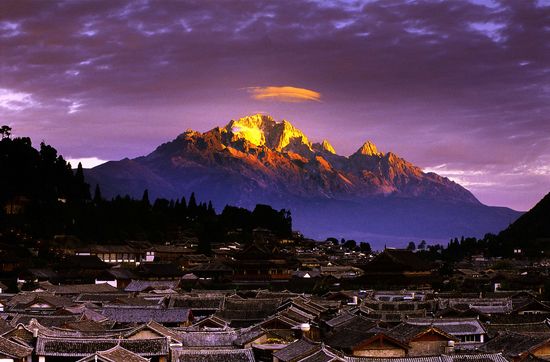 玉龍山下的古城風景